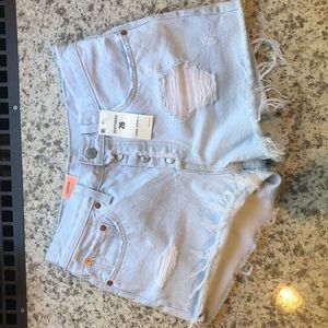 New with tags Levi’s distressed shorts